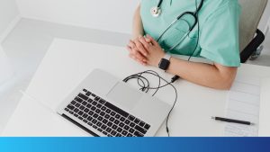 Médico conversando de forma empática con un paciente durante una consulta clínica.